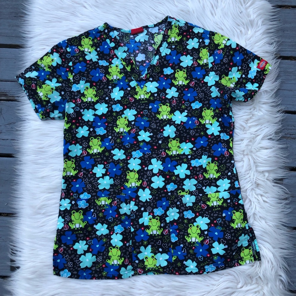 Dickies Froggy Fun Novelty Print V-neck Pockets Blue Green Scrub size S